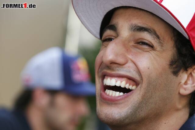Foto zur News: Daniel Ricciardo hat endlich wieder Grund zum Lachen: 66 Runden und Platz drei bedeuten die beste Ausbeute für Red Bull in diesem Jahr. Nachdem der Australier am Vormittag vermehrt Boxenstopps geübt hat, setzt er am Nachmittag gar eine Sektorbestzeit