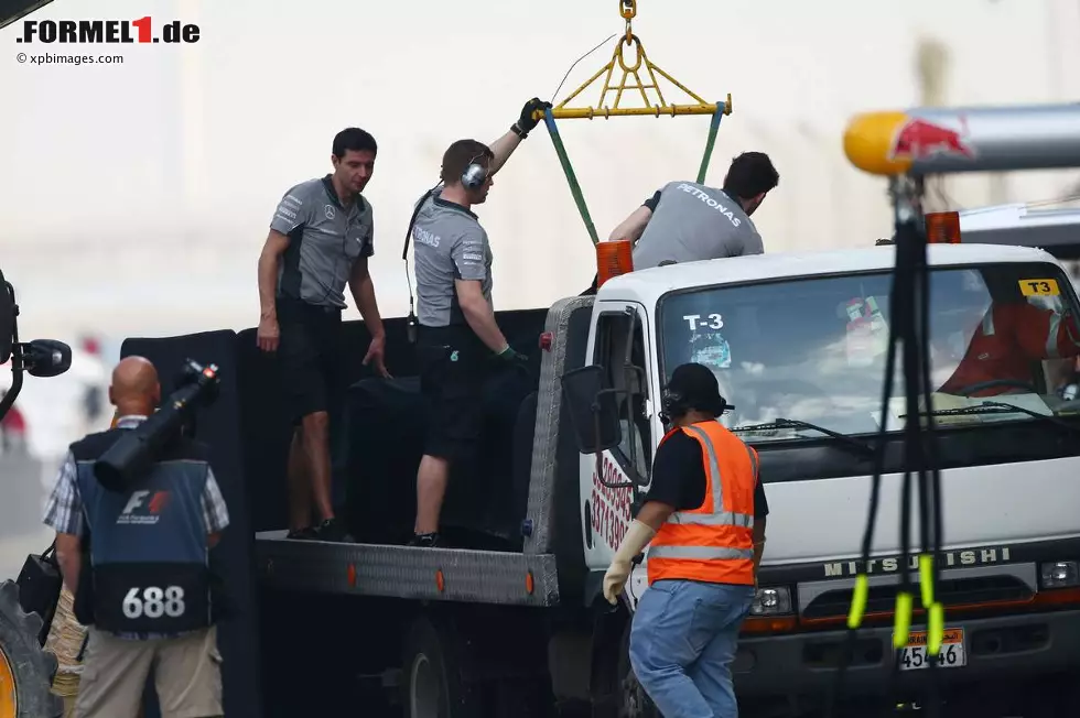 Für Mercedes geht es nach den Problemen gestern derweil weiter bergab: Erst vergräbt Lewis Hamilton den Silberpfeil im Kies, dann hindert ihn ein Getriebeproblem nach 89 Runden am Weiterfahren Foto zur News: Für Mercedes geht es nach den Problemen gestern derweil weiter bergab: Erst vergräbt Lewis Hamilton den Silberpfeil im Kies, dann hindert ihn ein Getriebeproblem nach 89 Runden am Weiterfahren