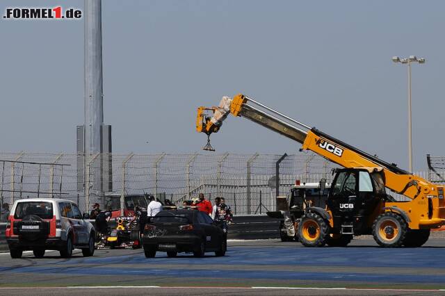 Foto zur News: Das Wort Probleme kann Sebastian Vettel ebenfalls nicht mehr hören. Wegen eines Bremsdefektes musste der Red Bull wieder unfreiwillig parken, bevor er am Nachmittag doch wieder Fahrt aufnimmt