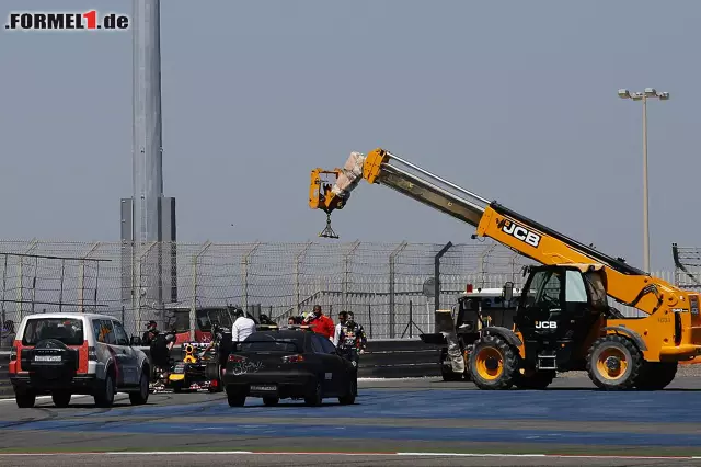 Foto zur News: Das Wort Probleme kann Sebastian Vettel ebenfalls nicht mehr hören. Wegen eines Bremsdefektes musste der Red Bull wieder unfreiwillig parken, bevor er am Nachmittag doch wieder Fahrt aufnimmt