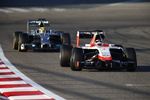 Foto zur News: Max Chilton (Marussia) und Lewis Hamilton (Mercedes)