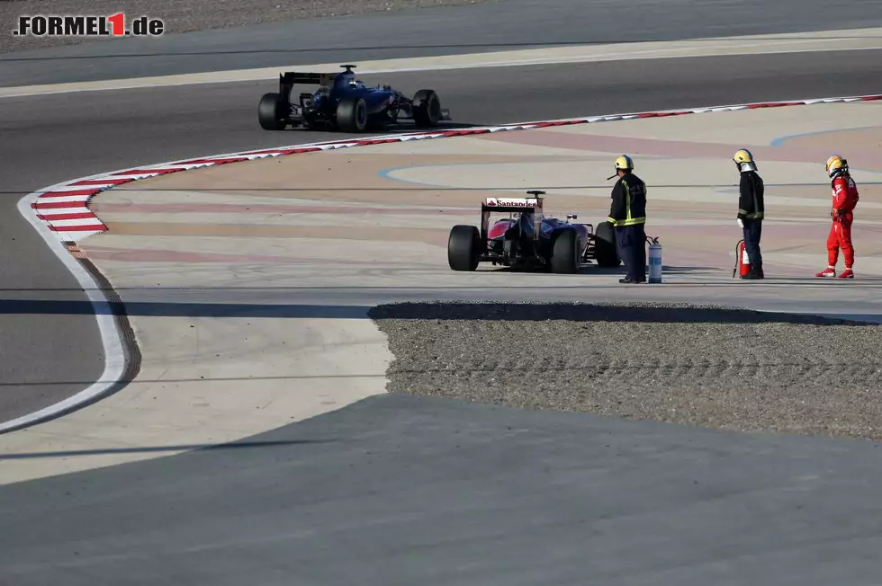 Und auch Fernando Alonso muss seinen Boliden häufiger zu unfreiwilligen Pausen zwingen - oder eher andersherum. Der Spanier schafft aber trotzdem 74 Runden und holt sich mit einer Sekunde Rückstand Platz zwei Foto zur News: Und auch Fernando Alonso muss seinen Boliden häufiger zu unfreiwilligen Pausen zwingen - oder eher andersherum. Der Spanier schafft aber trotzdem 74 Runden und holt sich mit einer Sekunde Rückstand Platz zwei