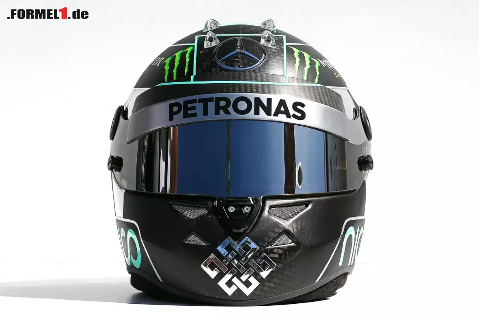 Foto zur News: Auf der Vorderseite des Helms kann man am Kinn das Symbol von Sibolds FIrma &amp;quot;Maison V&amp;quot; sehen, wie auch das Mercedes-Logo auf der Stirn.