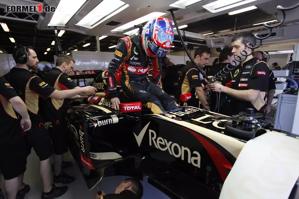 Lotus kommt noch nicht in die Gänge. Nach den problematischen Testfahrten im Winter gingen der Ärger in Melbourne am Freitag weiter. Romain Grosjean kam immerhin auf 12 Runden... Foto zur News: Lotus kommt noch nicht in die Gänge. Nach den problematischen Testfahrten im Winter gingen der Ärger in Melbourne am Freitag weiter. Romain Grosjean kam immerhin auf 12 Runden...