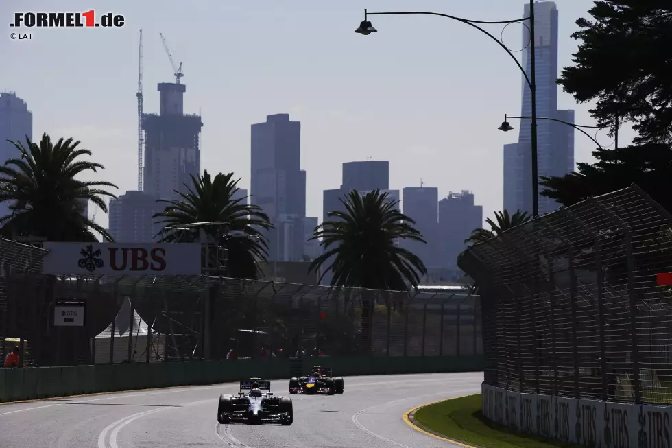 Foto zur News: Kevin Magnussen (McLaren) und Daniel Ricciardo (Red Bull)