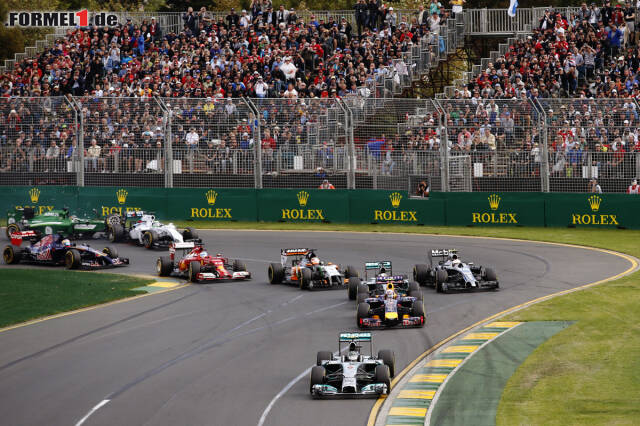 Foto zur News: Am Start zog Nico Rosberg der Konkurrenz bereits davon - Lewis Hamilton im zweiten Mercedes ging hier schon die Power verloren.