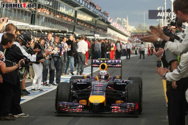 Foto zur News: Daniel Ricciardo droht die Aberkennung seines zweitens Platzes in Melbourne, denn sein Red Bull soll zu viel Benzin verbraucht haben...