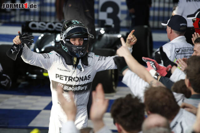 Foto zur News: Beim Saisonauftakt in Melbourne hat Rosberg die Nase noch vorne, Hamilton scheidet aus.