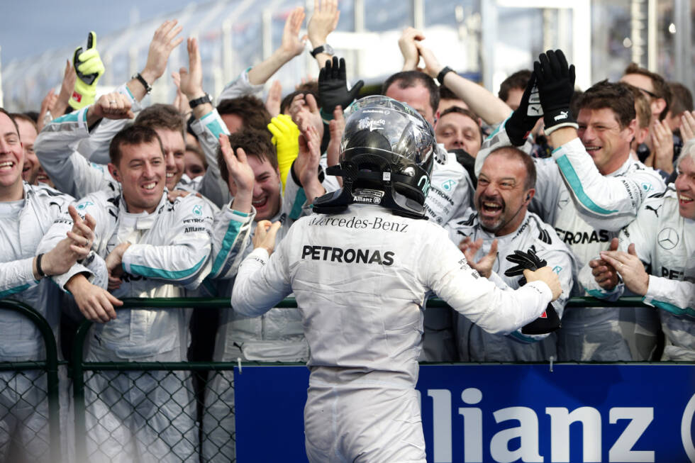Foto zur News: Der Sieg von Nico Rosberg wurde ganz offiziell dem Rekordsieger und Fahrer des Teams gewidmet.