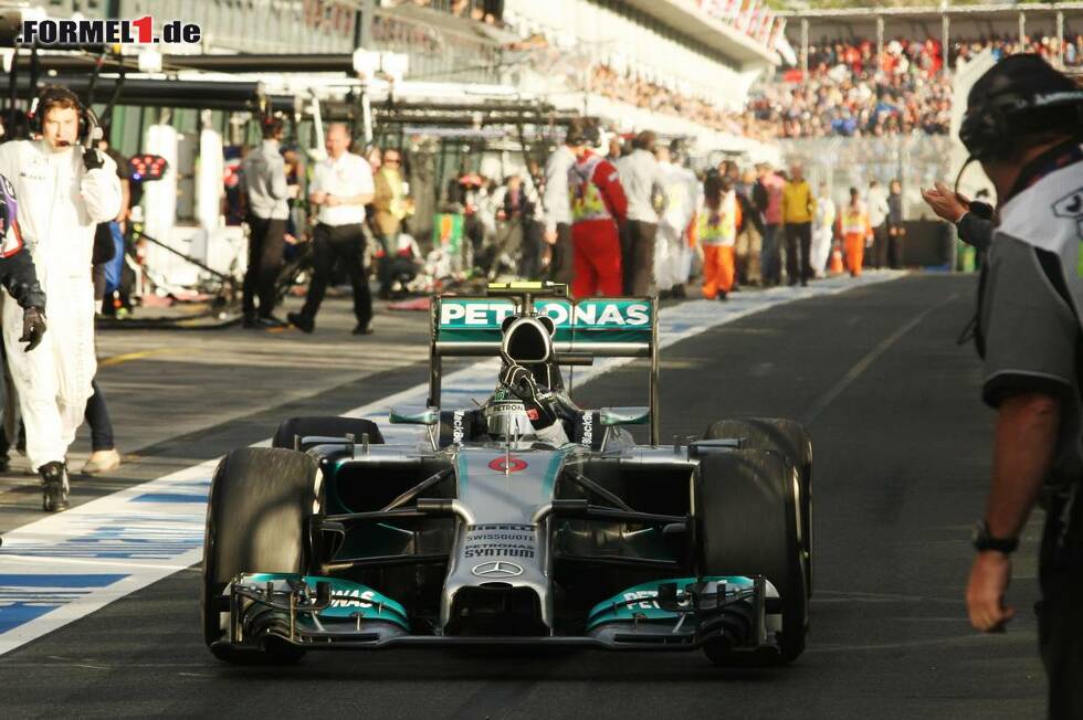 Foto zur News: Nico Rosberg jubelt nach seinem Sieg beim Auftaktrennen der Formel-1-Saison
