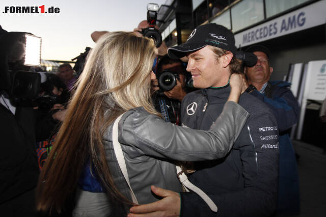 Foto zur News: Glücksbringer Vivian Sibold eng umschlungen mit Australien-Sieger Nico Rosberg nach der Podiumsfeier in Melbourne.