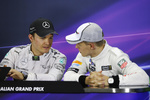 Foto zur News: Nico Rosberg (Mercedes) und Kevin Magnussen (McLaren)