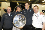 Foto zur News: Paddy Lowe, Nico Rosberg (Mercedes), Toto Wolff und Andy Cowell