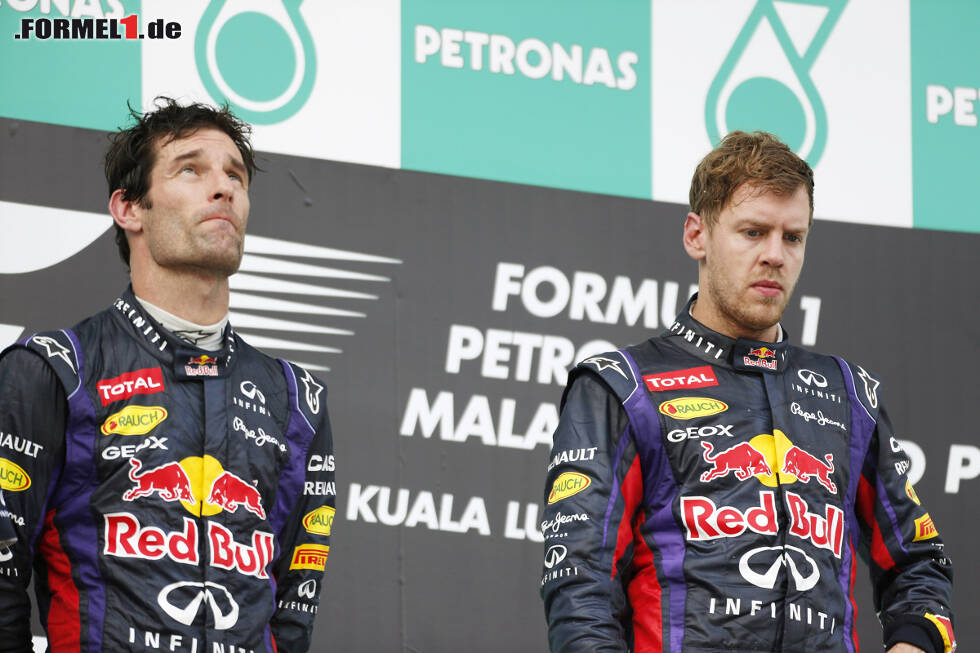 Foto zur News: &amp;quot;Multi 21&amp;quot; in den Gesichtern: Mark Webber auf dem Podium nach dem Grand Prix von Malaysia in Sepang 2013. Jetzt durch die bewegte Karriere von &amp;quot;Aussie Grit&amp;quot; klicken!