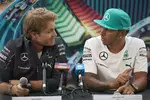 Foto zur News: Nico Rosberg und Lewis Hamilton (Mercedes) beantworten geduldig die Fragen der Gäste