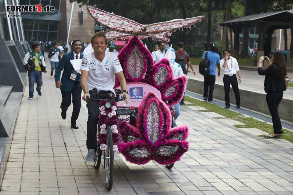 Foto zur News: Nico Rosberg (Mercedes) ist mit einer ganz besonderen Rikscha unterwegs