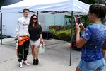 Foto zur News: Nico Hülkenberg (Force India) mit einem weiblichen Fan