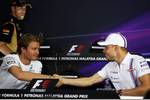 Foto zur News: Nico Rosberg (Mercedes) und Valtteri Bottas (Williams)