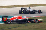 Foto zur News: Jenson Button (McLaren) findet den richten Weg, Max Chilton (Marussia) nicht