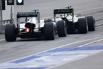Foto zur News: Marcus Ericsson (Caterham) und Lewis Hamilton (Mercedes)