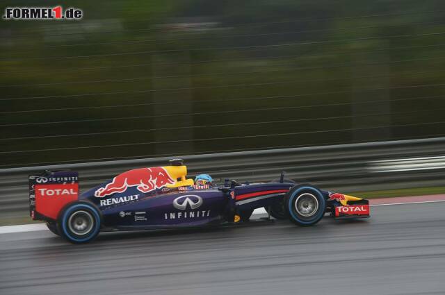 Foto zur News: Sebastian Vettel erkämpfte sich auf regennasser Fahrbahn in Malaysia den zweiten Startplatz.