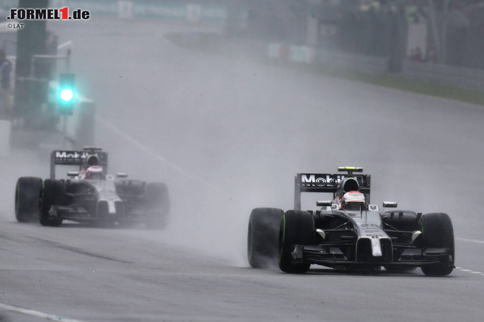 Foto zur News: Kevin Magnussen (McLaren) und Jenson Button (McLaren)