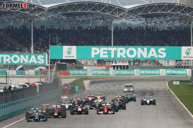 Foto zur News: Am Start des Rennens konnte Lewis Hamilton seine Pole-Position verteidigen.