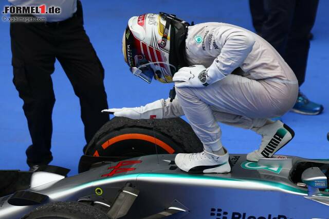 Foto zur News: Lewis Hamilton ist stolz auf sein Auto, mit dem er vielleicht...