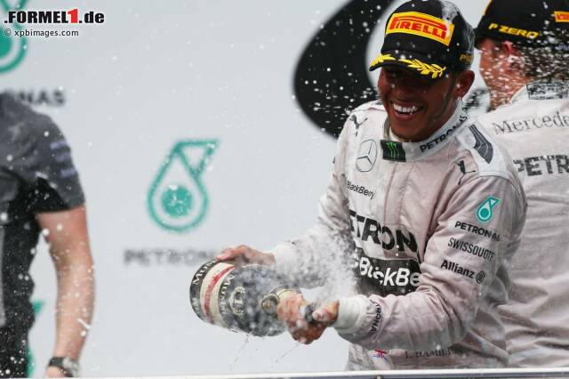 Foto zur News: Lewis Hamilton freut sich, dass es endlich mit dem Sieg in Malaysia geklappt hat.