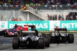 Foto zur News: Daniil Kwjat (Toro Rosso), Romain Grosjean (Lotus) und Adrian Sutil (Sauber)