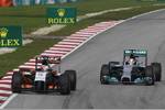 Foto zur News: Nico Hülkenberg (Force India) und Lewis Hamilton (Mercedes)