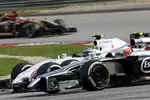 Foto zur News: Kevin Magnussen (McLaren) und Valtteri Bottas (Williams)