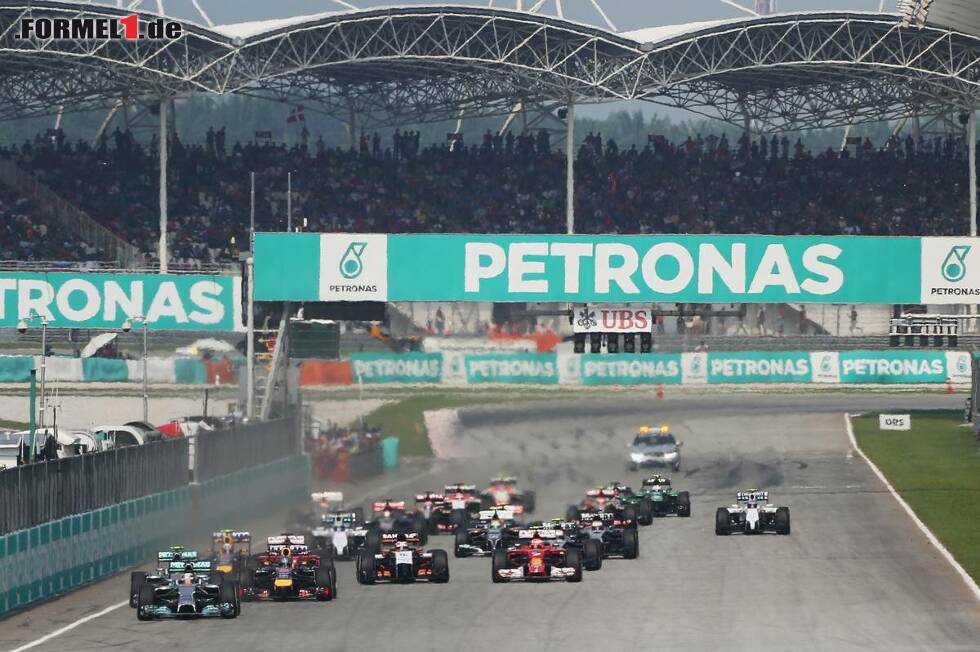 Foto zur News: Am Start des Rennens konnte Lewis Hamilton seine Pole-Position verteidigen.