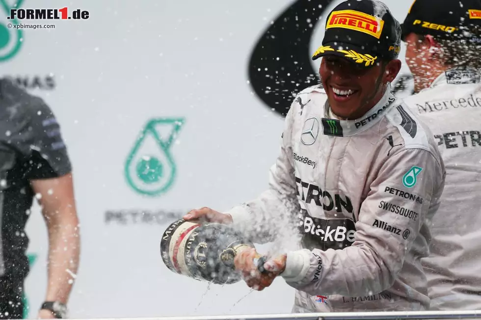 Foto zur News: Lewis Hamilton freut sich, dass es endlich mit dem Sieg in Malaysia geklappt hat.