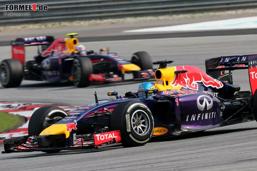 Foto zur News: Sebastian Vettel (Red Bull) und Daniel Ricciardo (Red Bull)