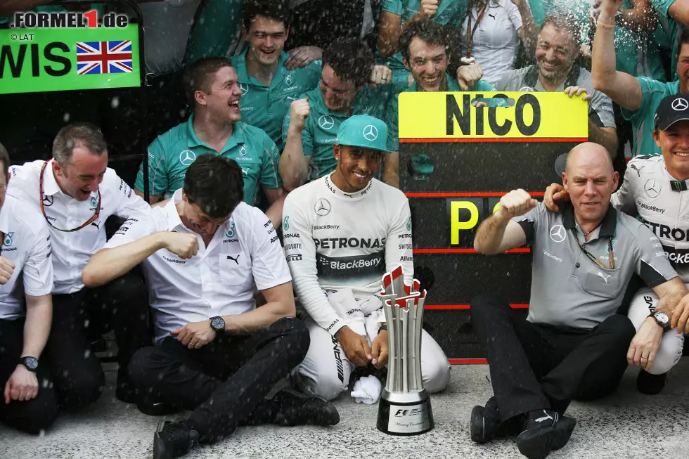 Foto zur News: Lewis Hamilton (Mercedes), Toto Wolff und Nico Rosberg (Mercedes)