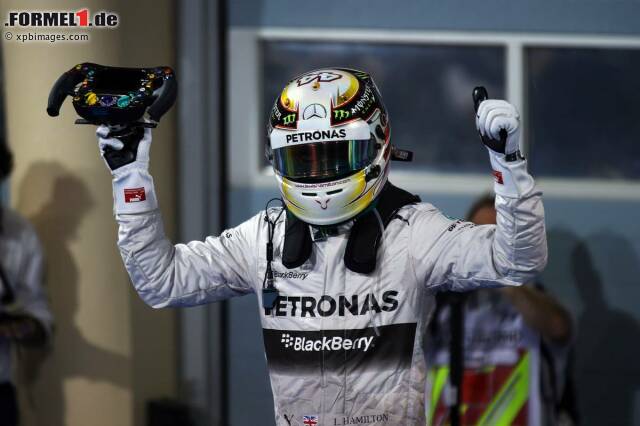 Foto zur News: Lewis Hamilton jubelt über seinen zweiten Sieg in Folge - doch noch liegt er in der WM-Wertung um elf Zähler hinter Nico Rosberg zurück.