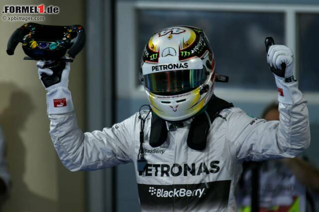 Foto zur News: Lewis Hamilton jubelt über seinen ersten Sieg in der Wüste von Sachir.
