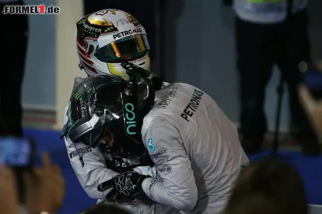 Teamkollege Nico Rosberg, der Zweiter wurde und in der WM-Wertung ganz vorne bleibt, gratulierte artig zum Sieg. Foto zur News: Teamkollege Nico Rosberg, der Zweiter wurde und in der WM-Wertung ganz vorne bleibt, gratulierte artig zum Sieg.