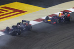 Foto zur News: Kevin Magnussen (McLaren) und Daniel Ricciardo (Red Bull)