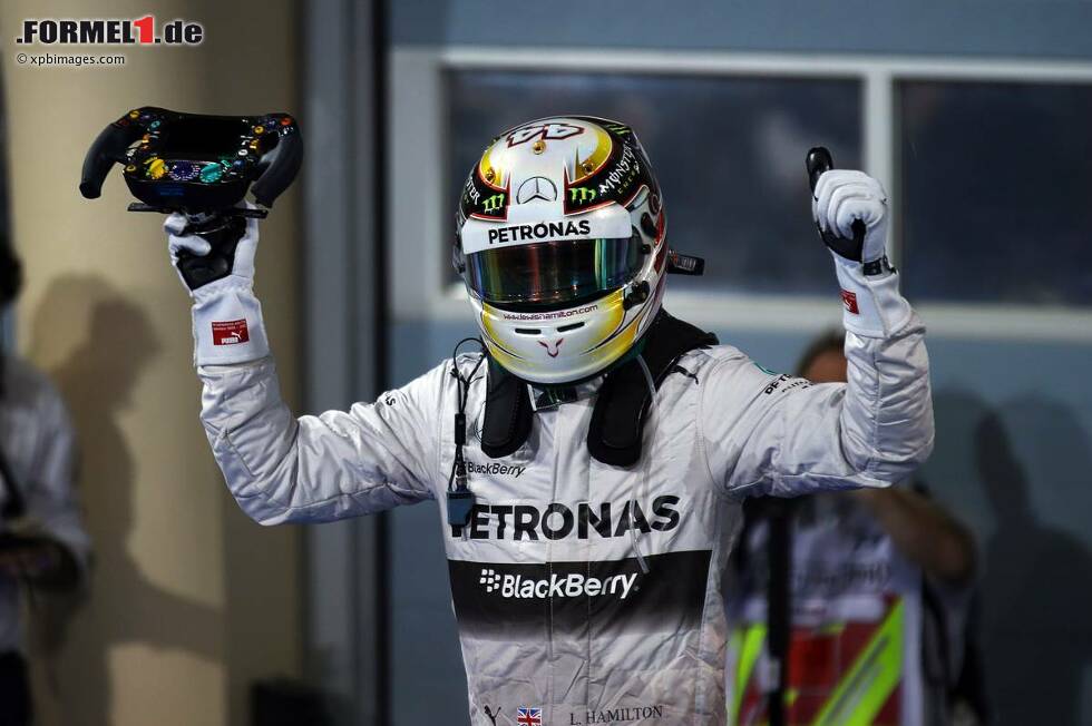 Foto zur News: Lewis Hamilton jubelt über seinen zweiten Sieg in Folge - doch noch liegt er in der WM-Wertung um elf Zähler hinter Nico Rosberg zurück.
