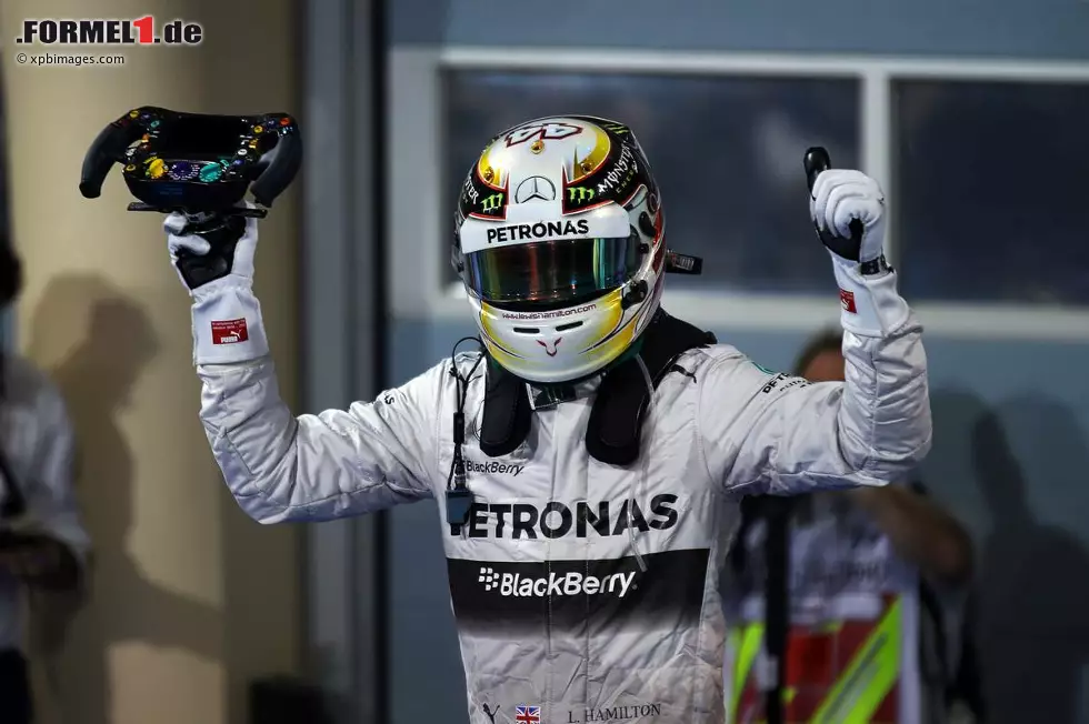 Foto zur News: Lewis Hamilton jubelt über seinen zweiten Sieg in Folge - doch noch liegt er in der WM-Wertung um elf Zähler hinter Nico Rosberg zurück.