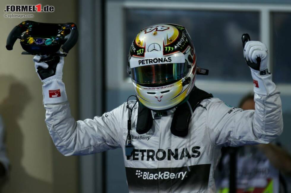 Foto zur News: Lewis Hamilton jubelt über seinen ersten Sieg in der Wüste von Sachir.