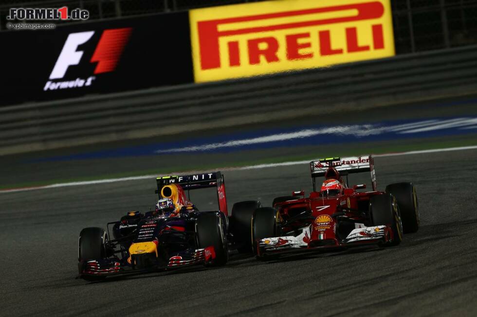Foto zur News: Daniel Ricciardo (Red Bull) und Kimi Räikkönen (Ferrari)