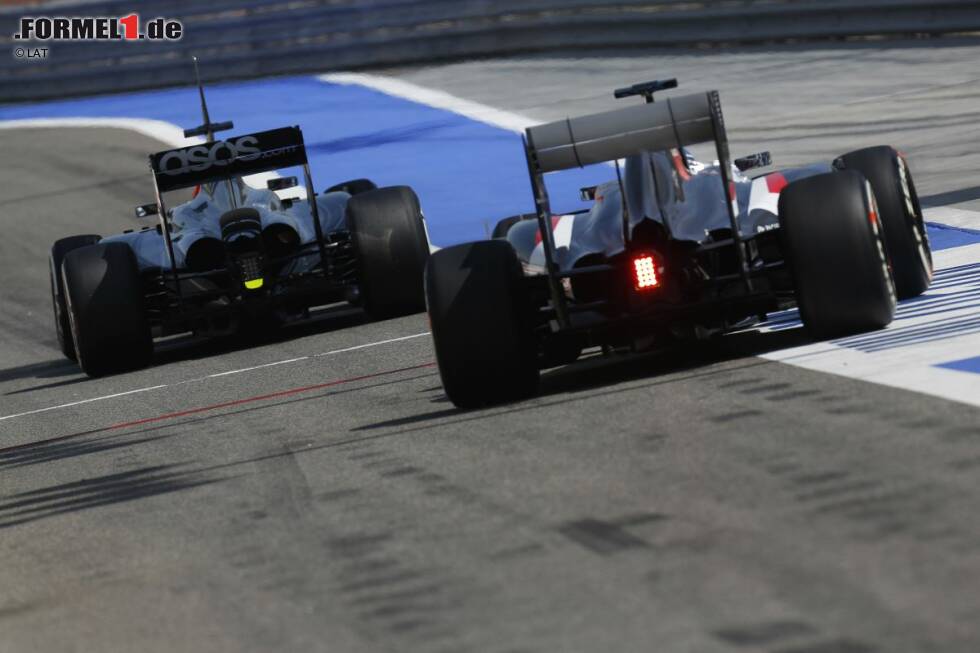 Foto zur News: Kevin Magnussen (McLaren) und  Sergei Sirotkin (Sauber)