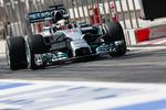 Foto zur News: Lewis Hamilton (Mercedes) rollt bei den Testfahrten in Bahrain durch die Boxengasse