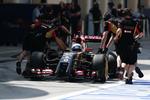Foto zur News: Romain Grosjean (Lotus) wird von den Mechanikern in die Box zurückgeschoben.