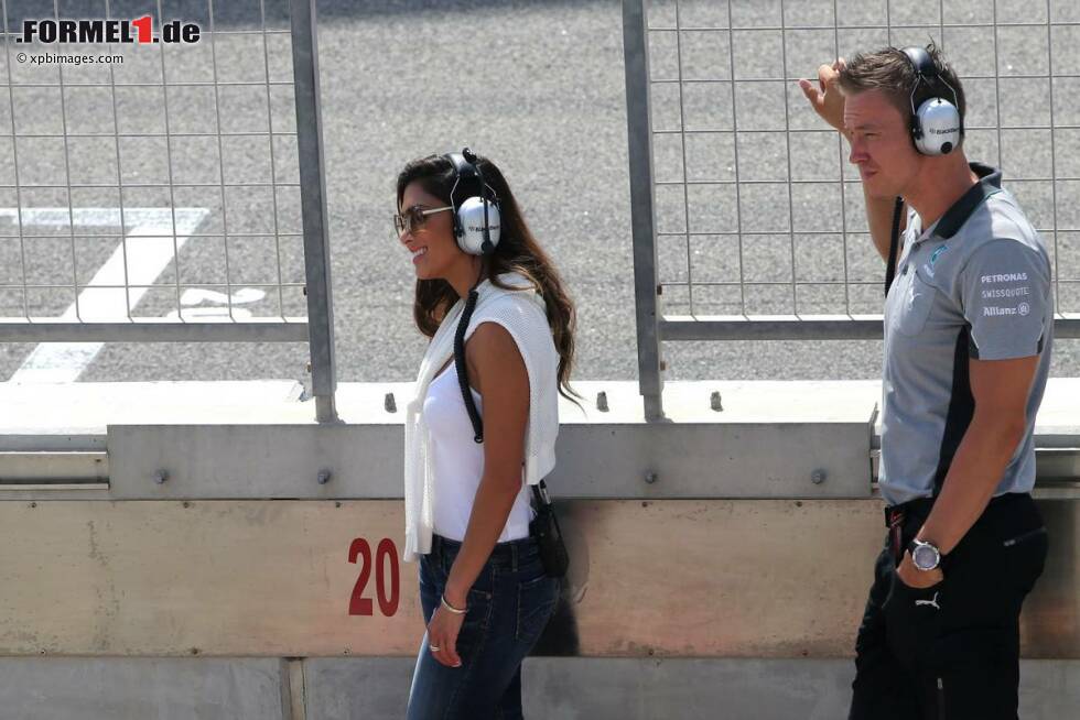 Foto zur News: Nicole Scherzinger besucht ihren Freund Lewis Hamilton bei den Tests