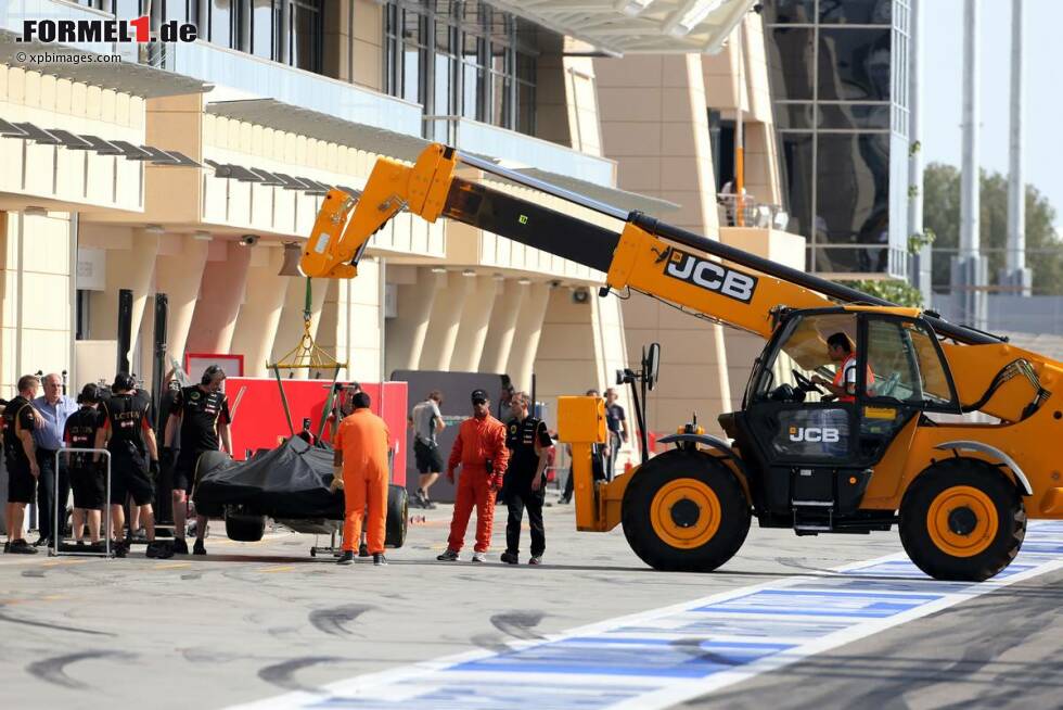Foto zur News: Romain Grosjeans Lotus wird an die Box zurückgebracht