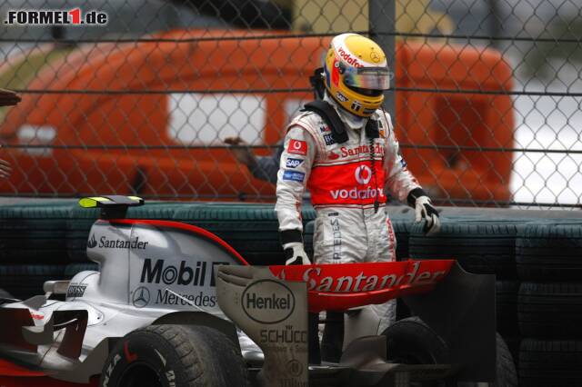 Foto zur News: Unfassbar: 2007 rutscht Lewis Hamilton im vorletzten Rennen der Saison in China ins Kiesbett der Boxeneinfahrt und verpasst dadurch den vorzeitigen Titelgewinn.